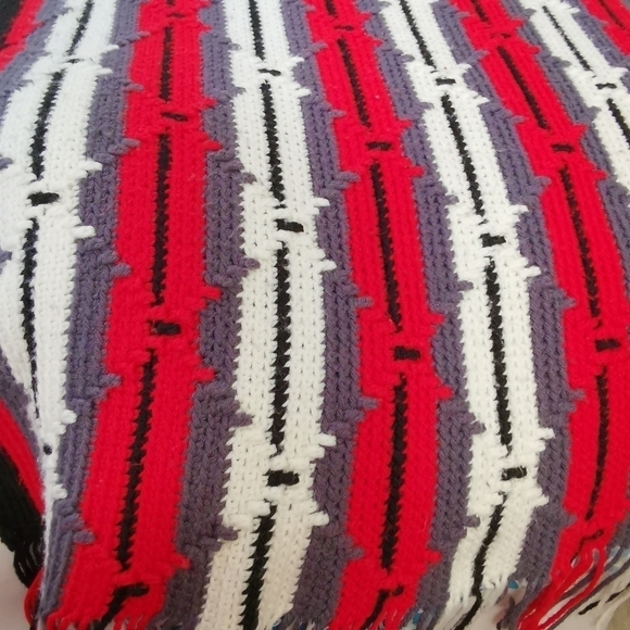 Stunning Cosy red grey throw/blanket - Picture 8 of 8